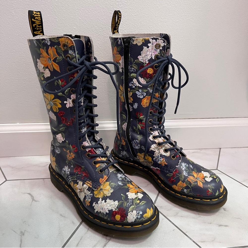 Dr. Martens 1B99 Darcy Floral Navy Combat Boot Size 6 Womens